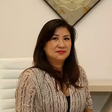 Retrato de Márcia Watanabe, sentada no consultório da clínica